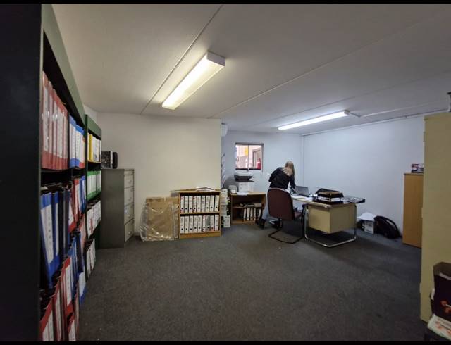 1,000M² WAREHOUSE TO LET IN STIKLAND INDUSTRIAL
